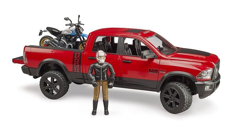 RAM 2500 Power Wagon mit Ducati Scrambler Desert Sled und Fahrer