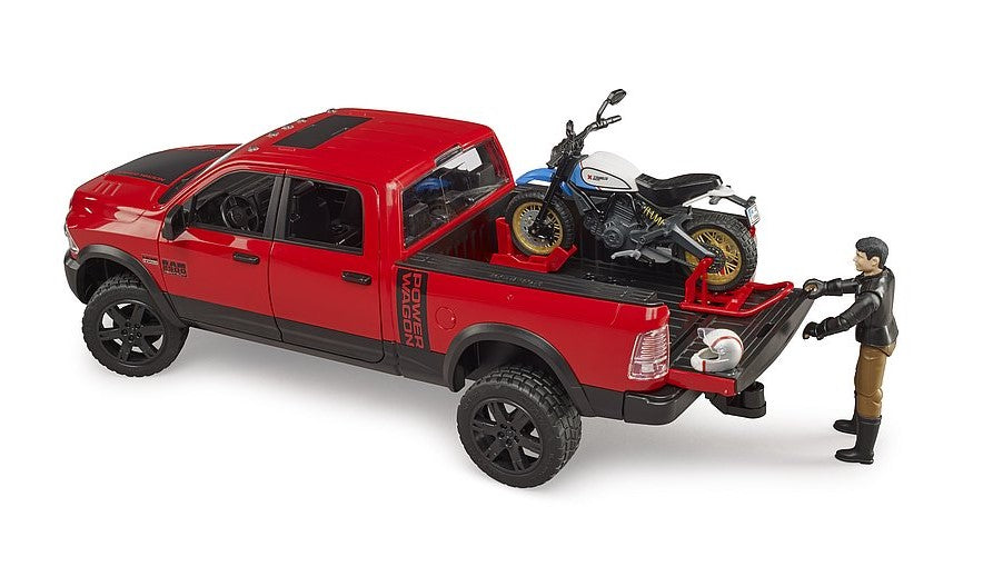 RAM 2500 Power Wagon mit Ducati Scrambler Desert Sled und Fahrer