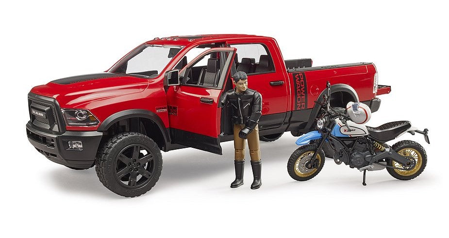 RAM 2500 Power Wagon mit Ducati Scrambler Desert Sled und Fahrer