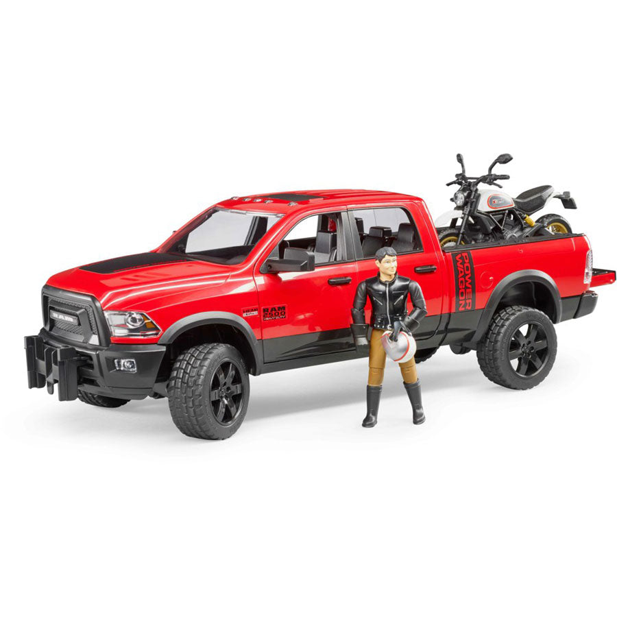 RAM 2500 Power Wagon mit Ducati Scrambler Desert Sled und Fahrer