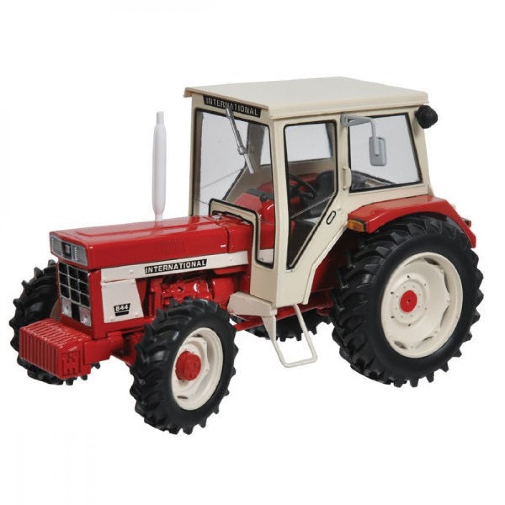 IH International 844 mit weißer Kabine