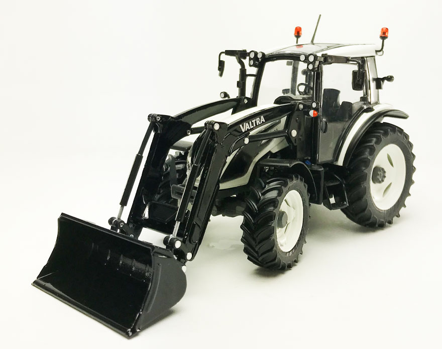 Valtra A 4 104 mit Frontlader