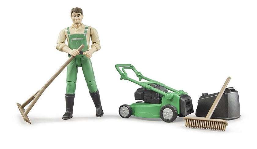 Gärtner mit Rasenmäher und Gartengeräten