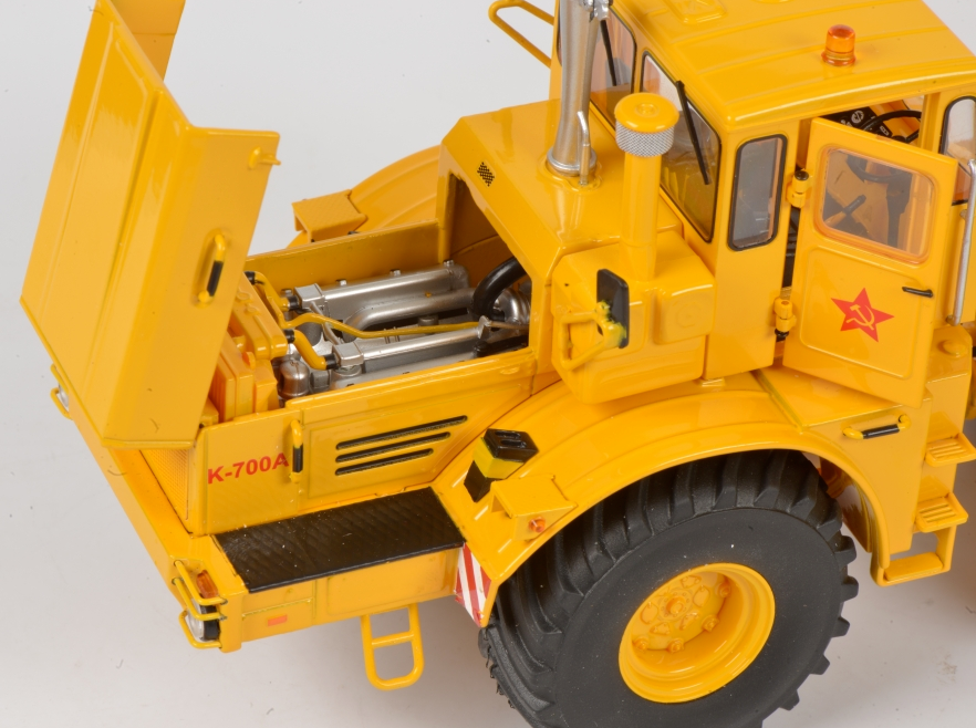 Kirovets K-700 M mit Hecklader