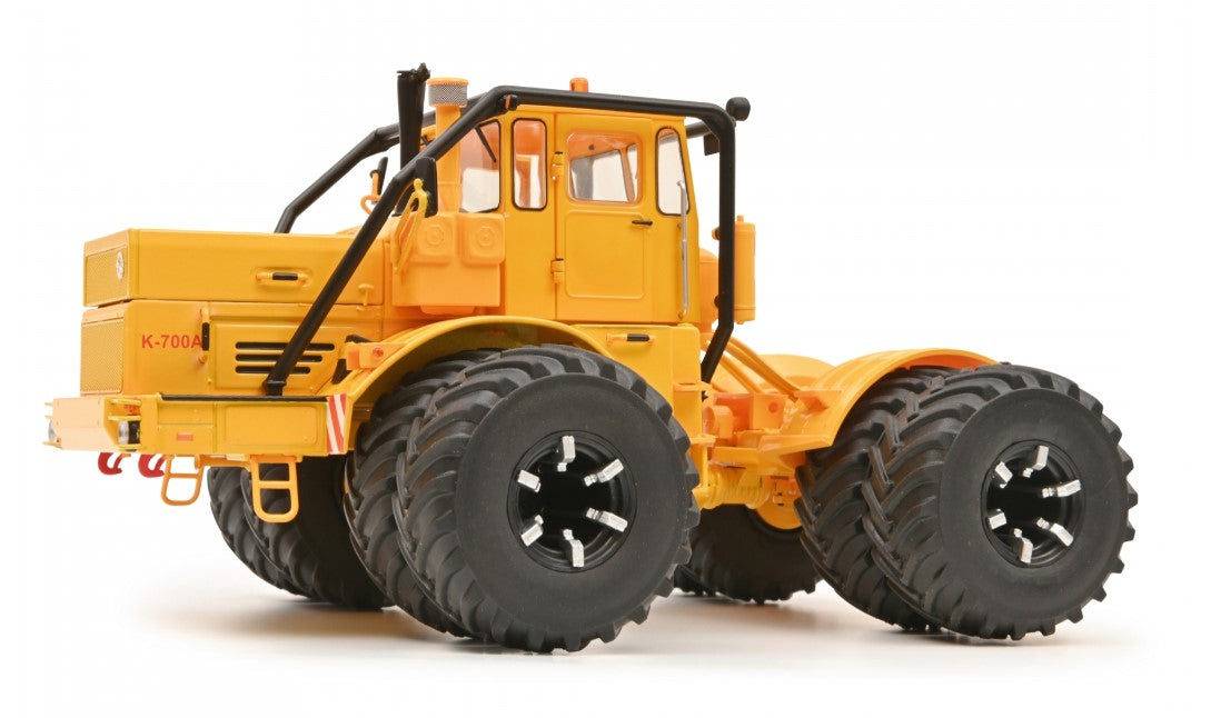 Kirovets K700 A mit Doppelrad