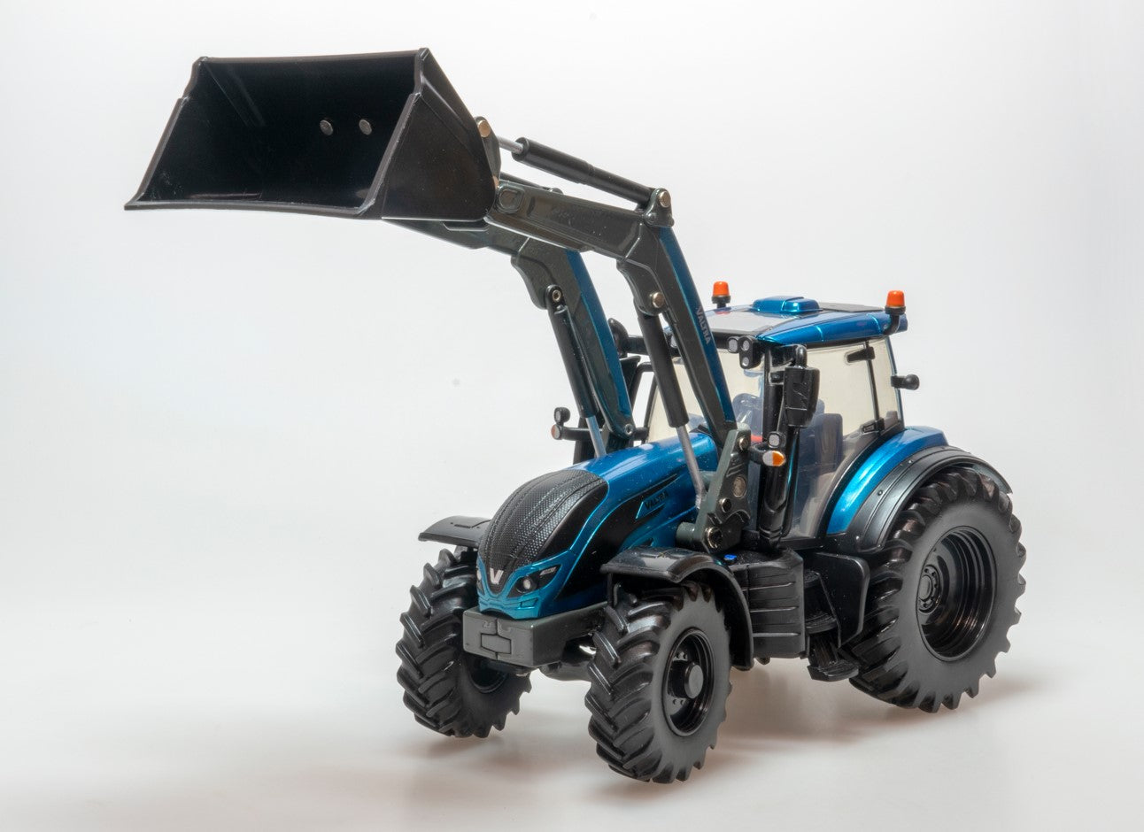 Valtra T234 blau mit Frontlader