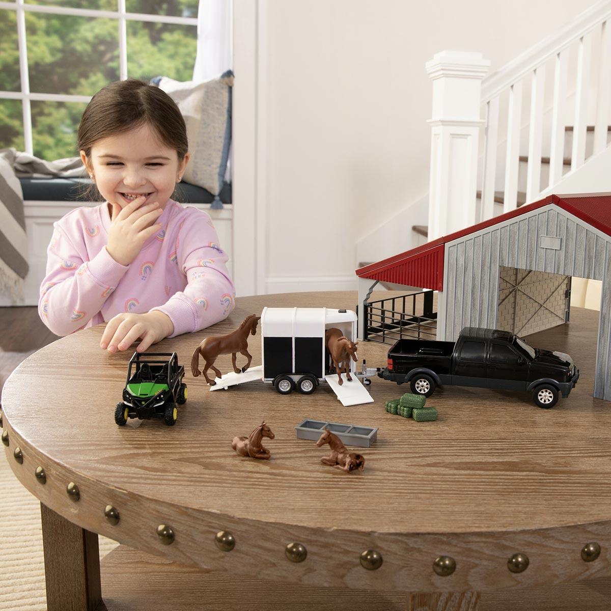 Verwitterte Pferdescheune mit Pick Up und Pferde