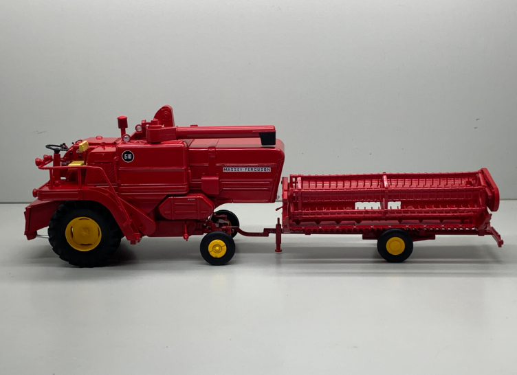 Massey Ferguson 510 Mähdrescher mit Transportanhänger