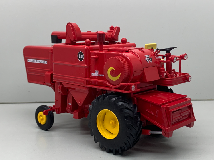Massey Ferguson 510 Mähdrescher mit Transportanhänger