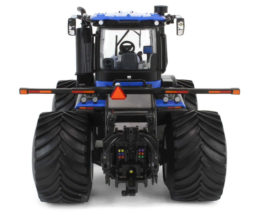 New Holland T9.700 Traktor mit LSW-Reifen