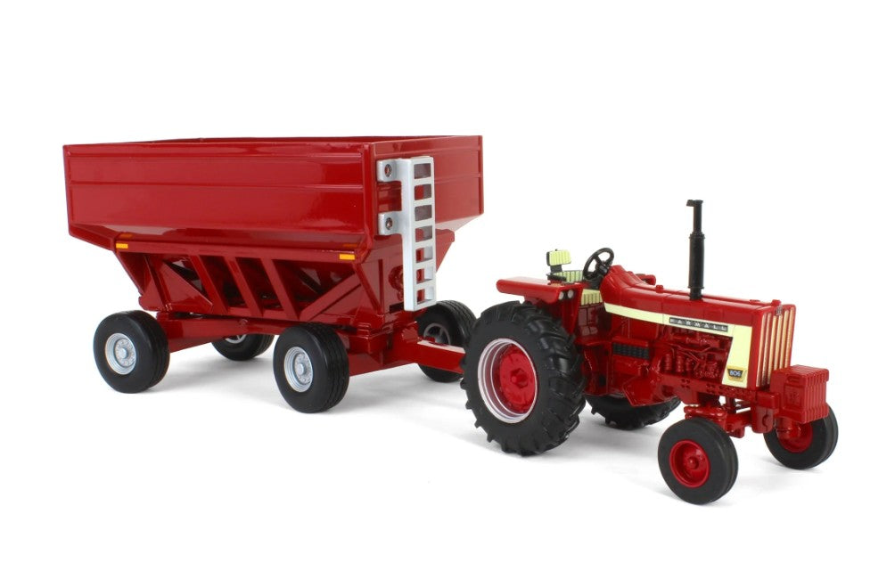 Farmall 806 Traktor mit Getreideanhänger
