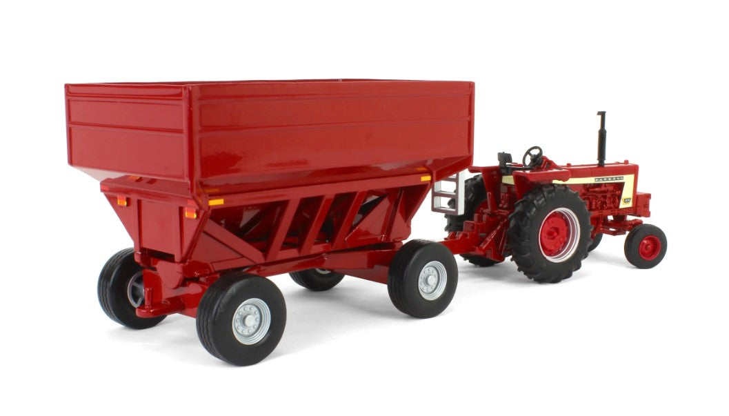 Farmall 806 Traktor mit Getreideanhänger