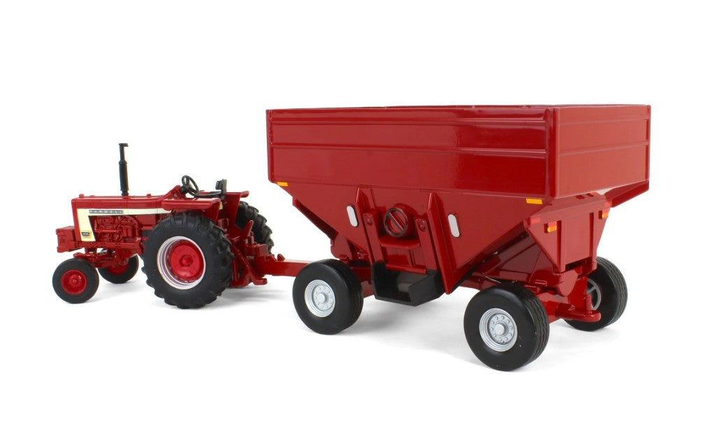 Farmall 806 Traktor mit Getreideanhänger