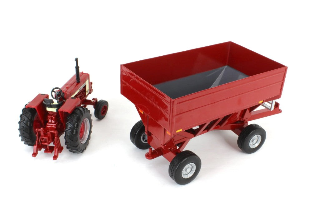 Farmall 806 Traktor mit Getreideanhänger