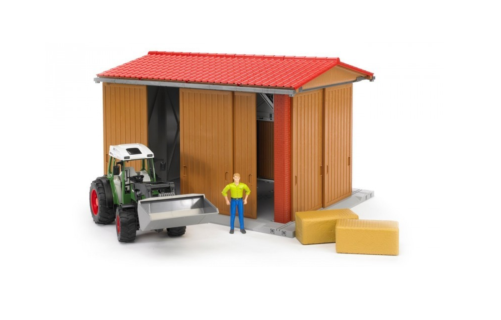 Maschinenhalle und Traktor