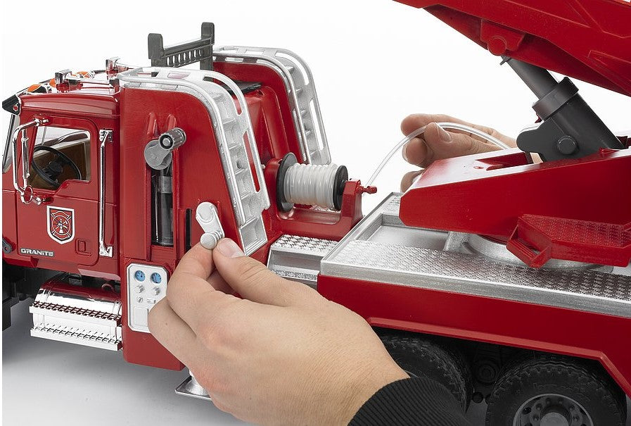 MACK GRANITE Feuerwehr m. Leiter und Wasserpumpe