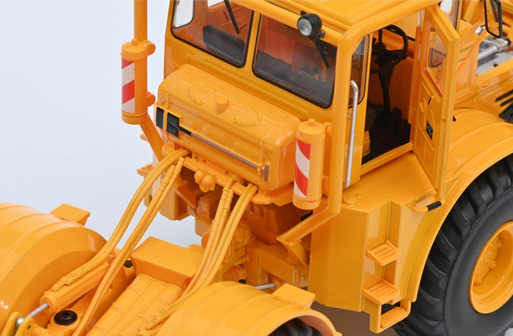 Kirovets K700 mit Figuren