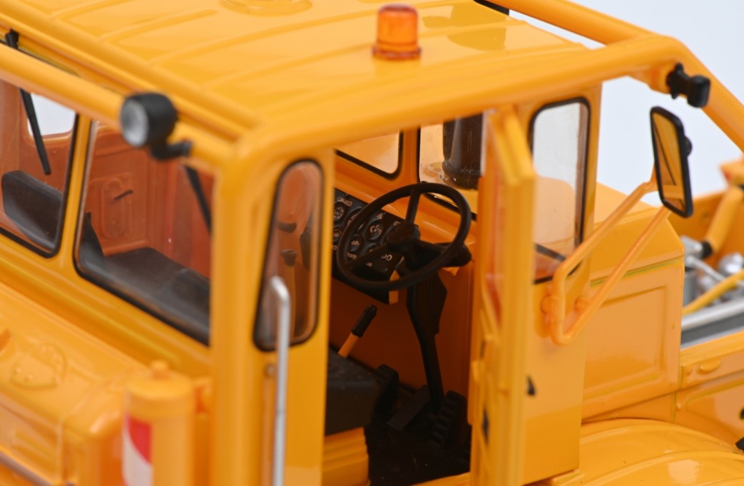 Kirovets K700 mit Figuren