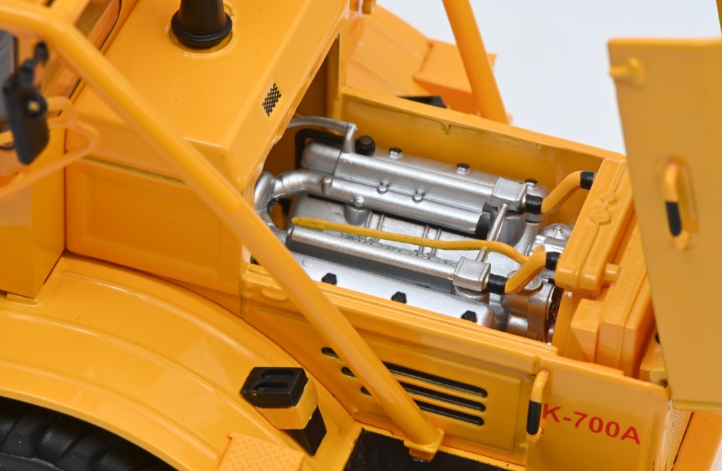 Kirovets K700 mit Figuren