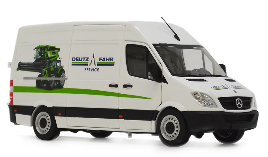 Mercedes-Benz Sprinter im weissen Deutz-Design