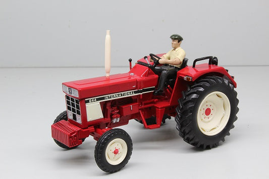 IH International 644 mit Fahrer