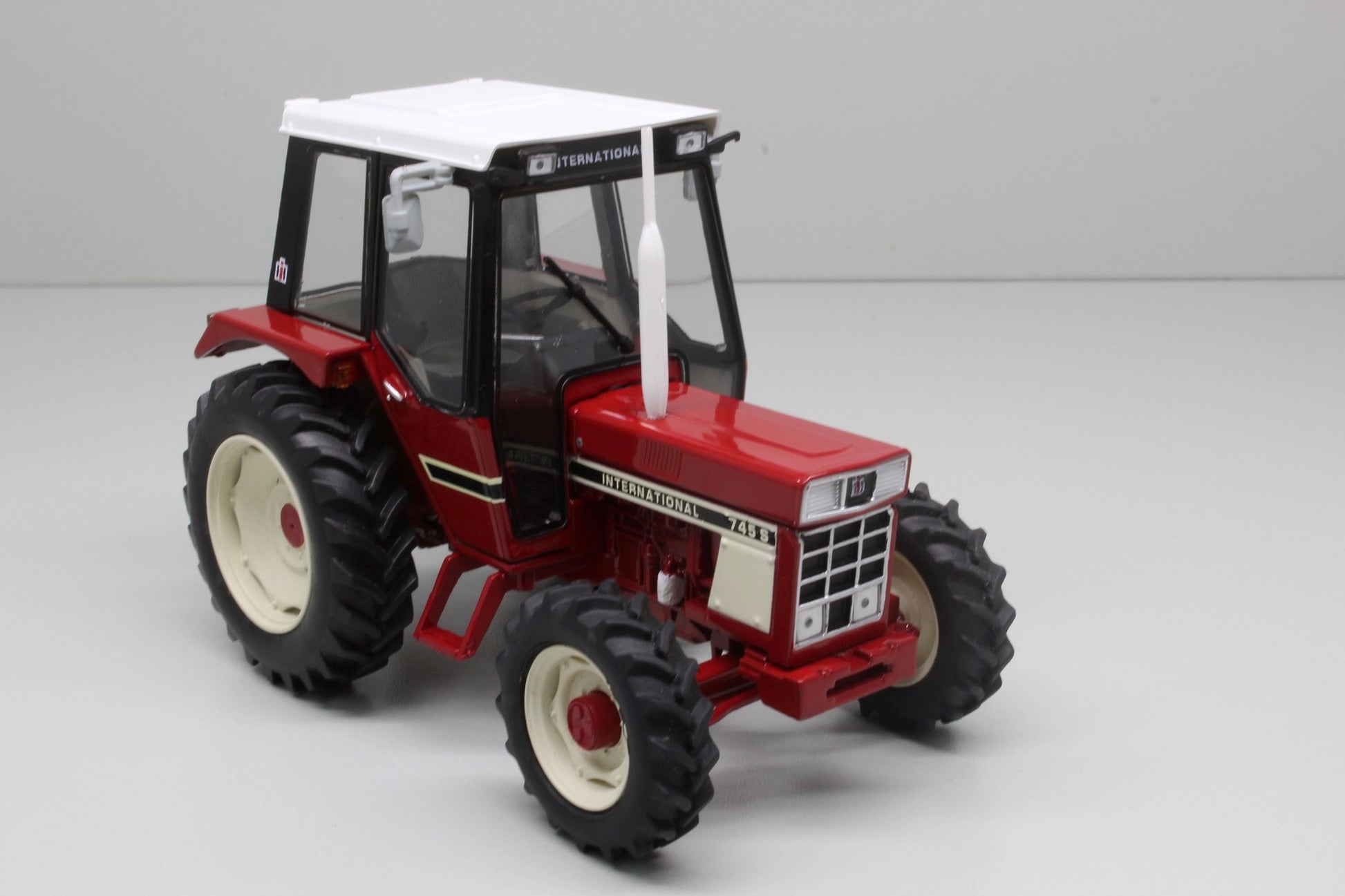 IH International 745 S 4WD