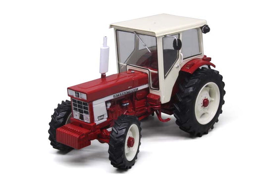 IH International 1246 4WD mit Kabine