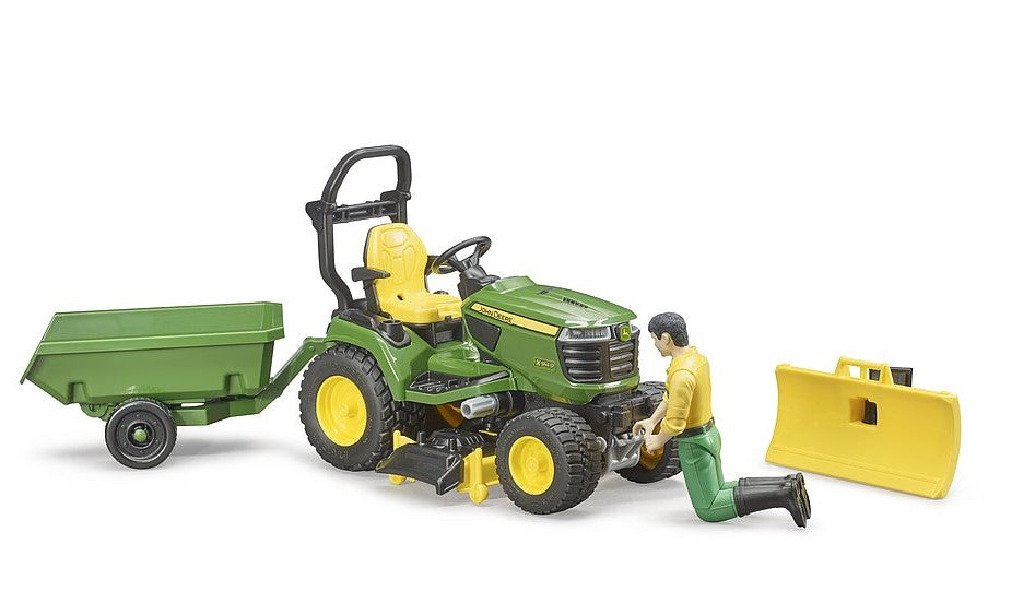 John Deere Aufsitzrasenmäher mit Anhänger und Gärtner