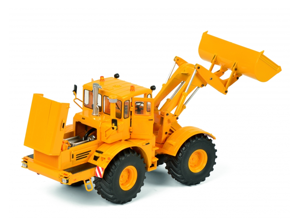 Kirovets K-700 M mit Hecklader