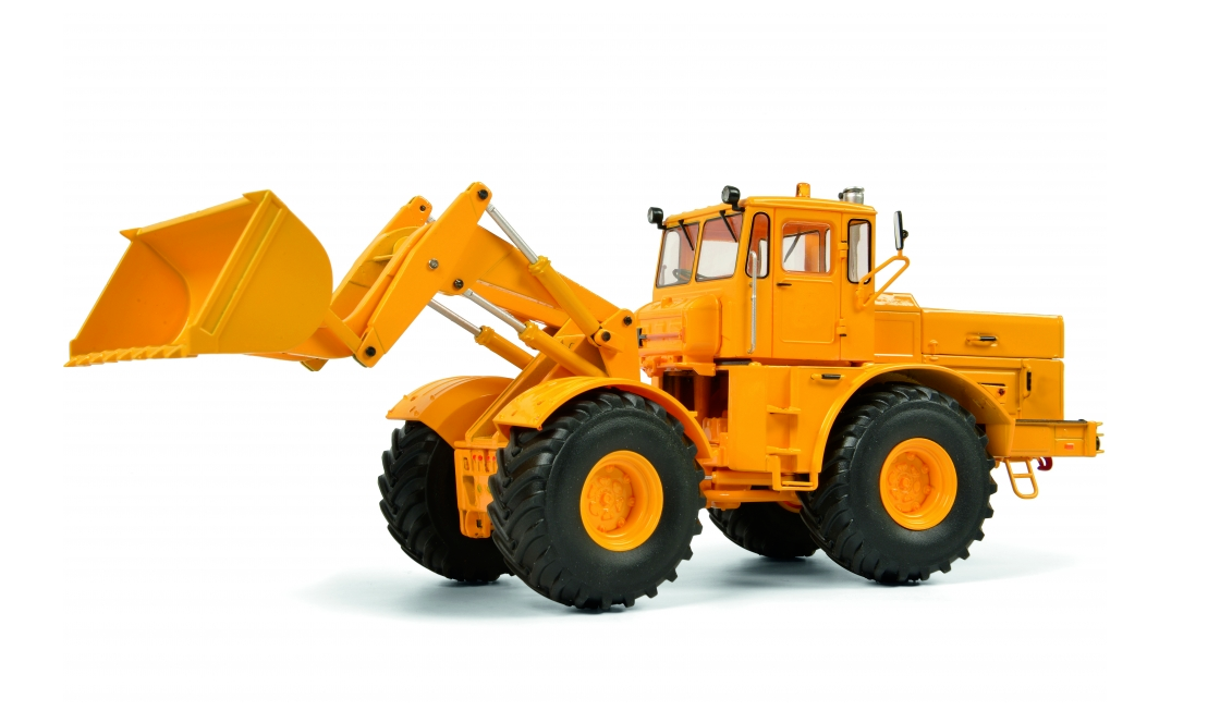 Kirovets K-700 M mit Hecklader