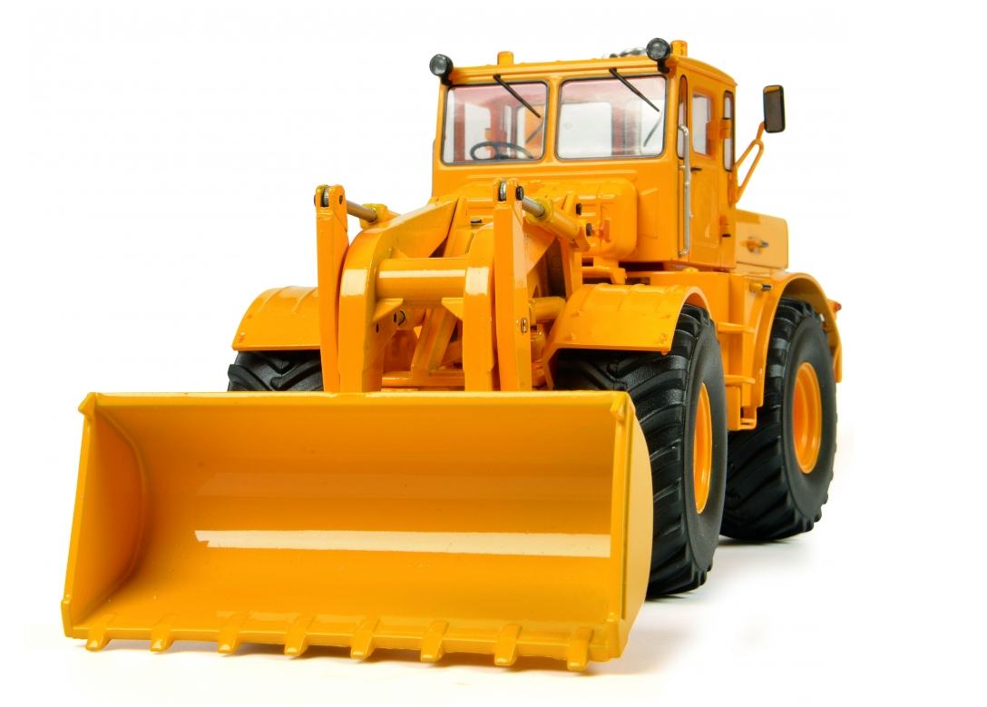 Kirovets K-700 M mit Hecklader