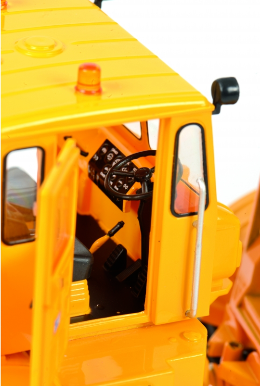 Kirovets K-700 M mit Hecklader