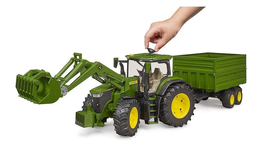 John Deere 7R 350 mit Frontlader und Tandemachstransportanhänger