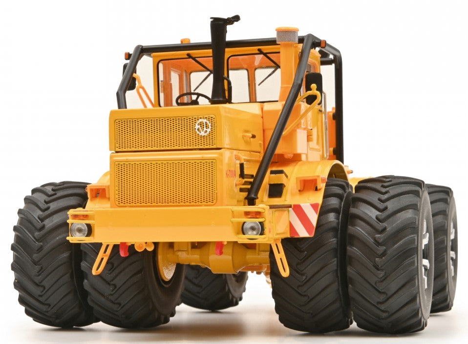 Kirovets K700 A mit Doppelrad