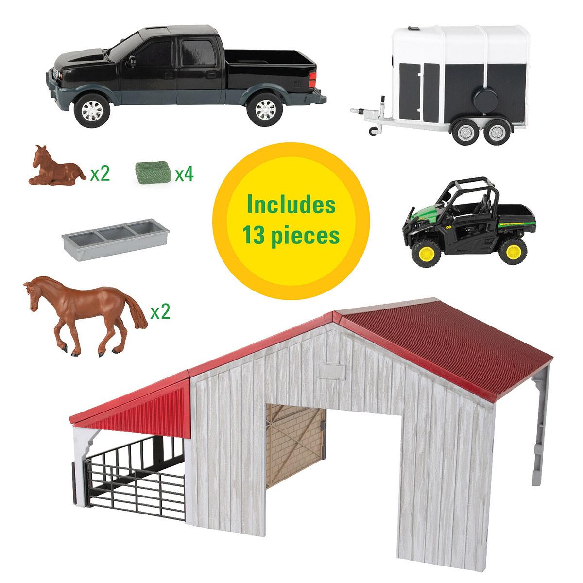 Verwitterte Pferdescheune mit Pick Up und Pferde