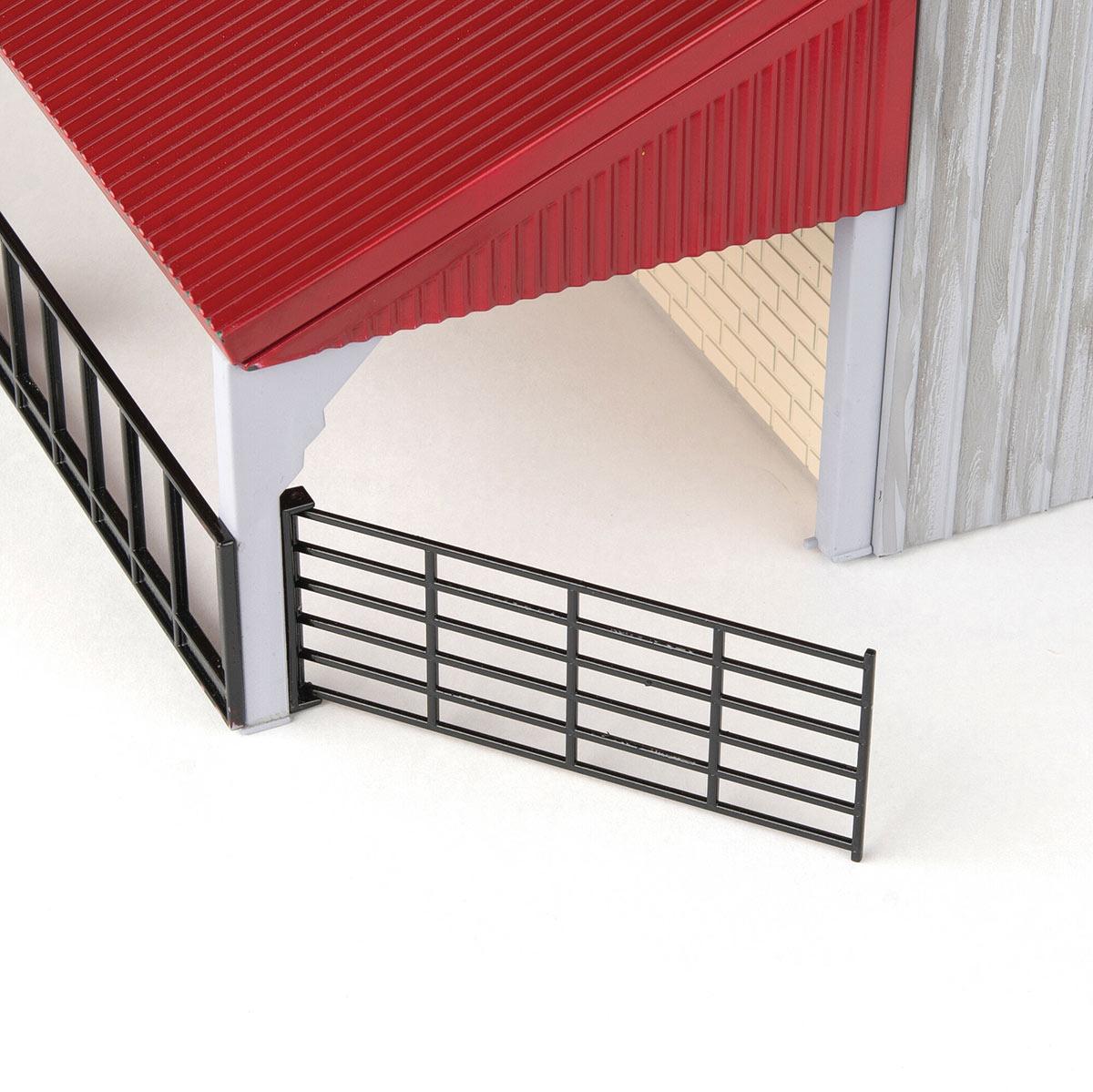 Verwitterte Pferdescheune mit Pick Up und Pferde