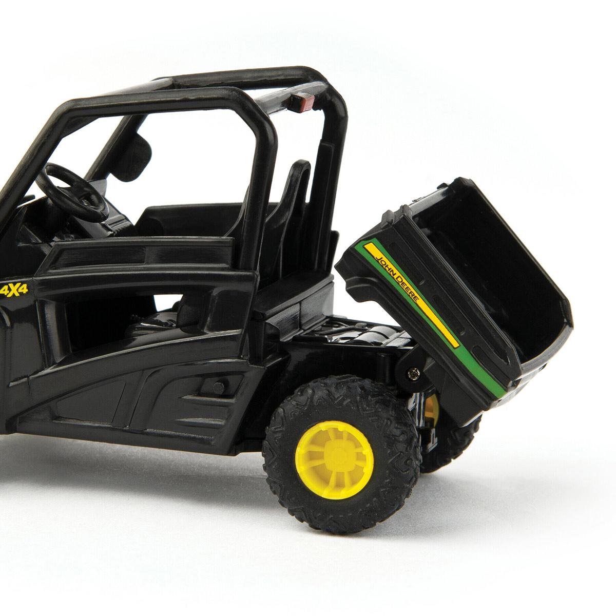 Verwitterte Pferdescheune mit Pick Up und Pferde