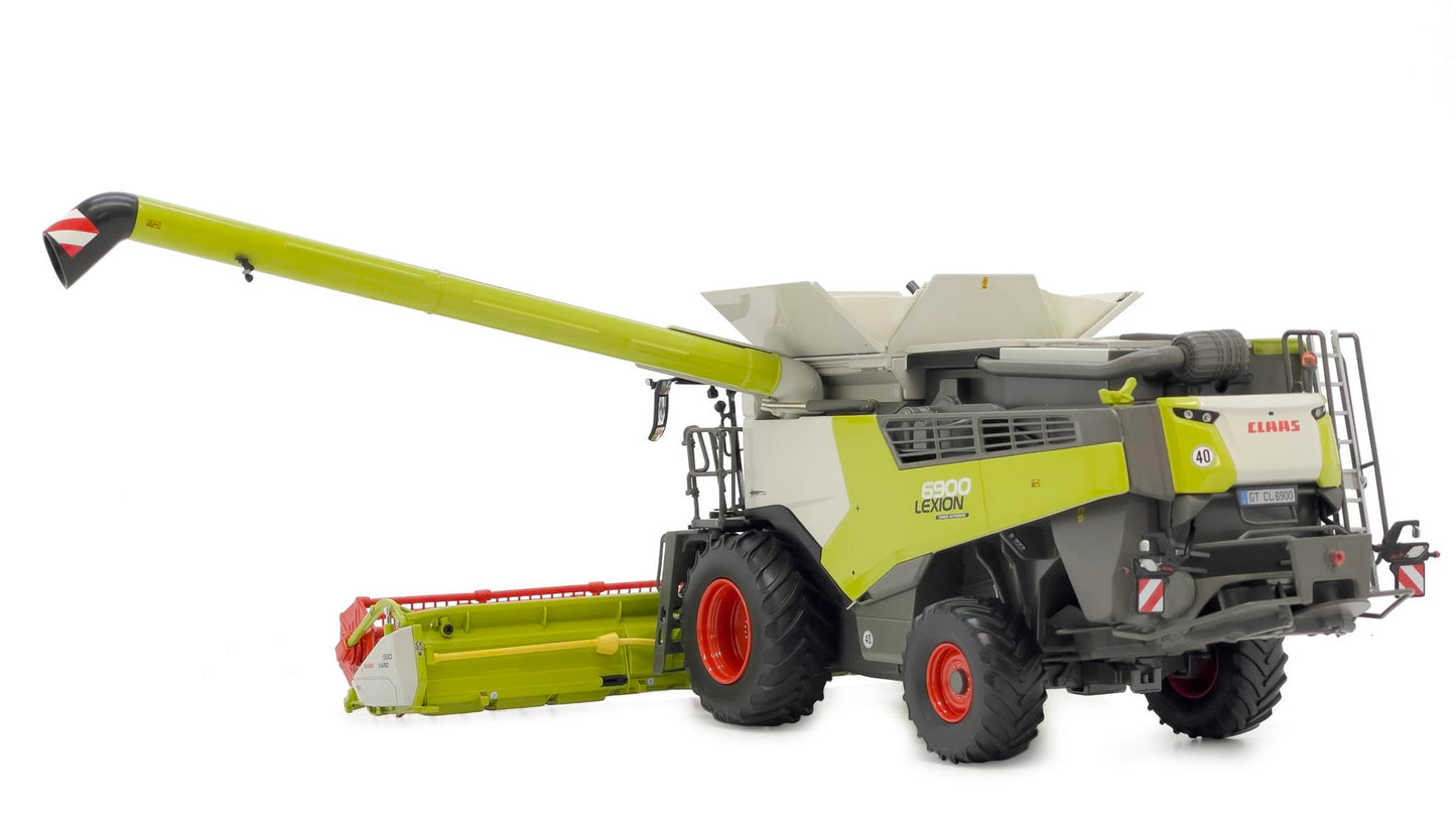 Claas Lexion 6900 with Vario 930
