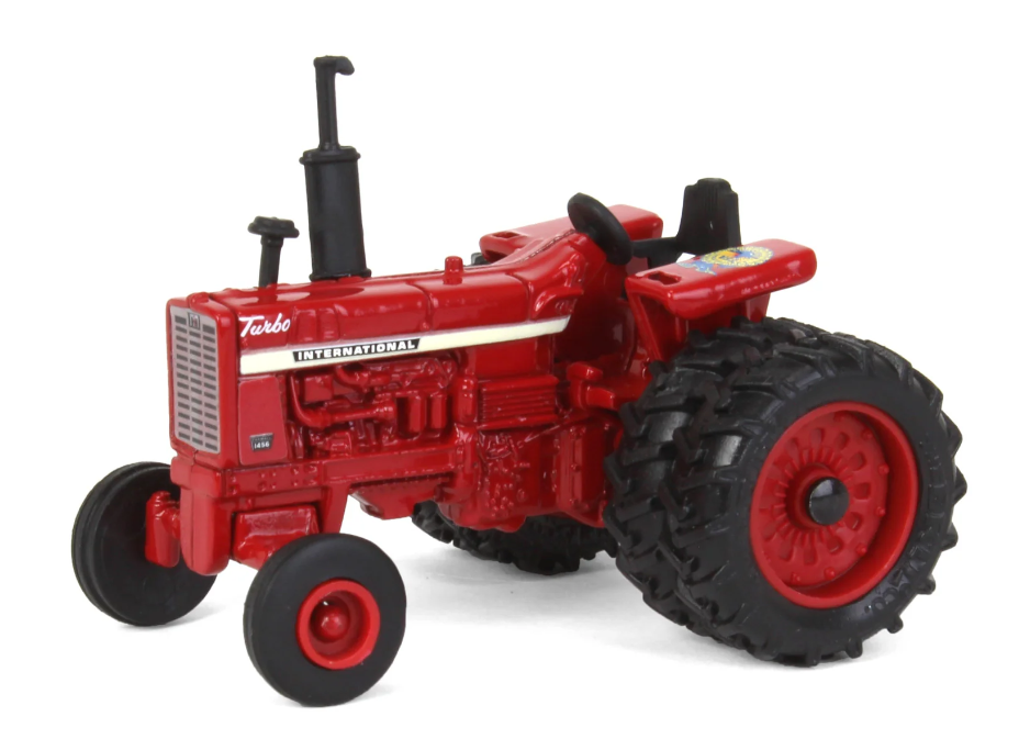 International Harvester Farmall 1456 mit hinteren Doppelbereifung und FFA-Logo