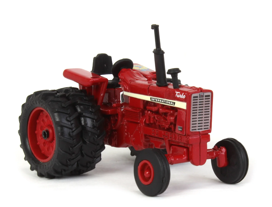 International Harvester Farmall 1456 mit hinteren Doppelbereifung und FFA-Logo