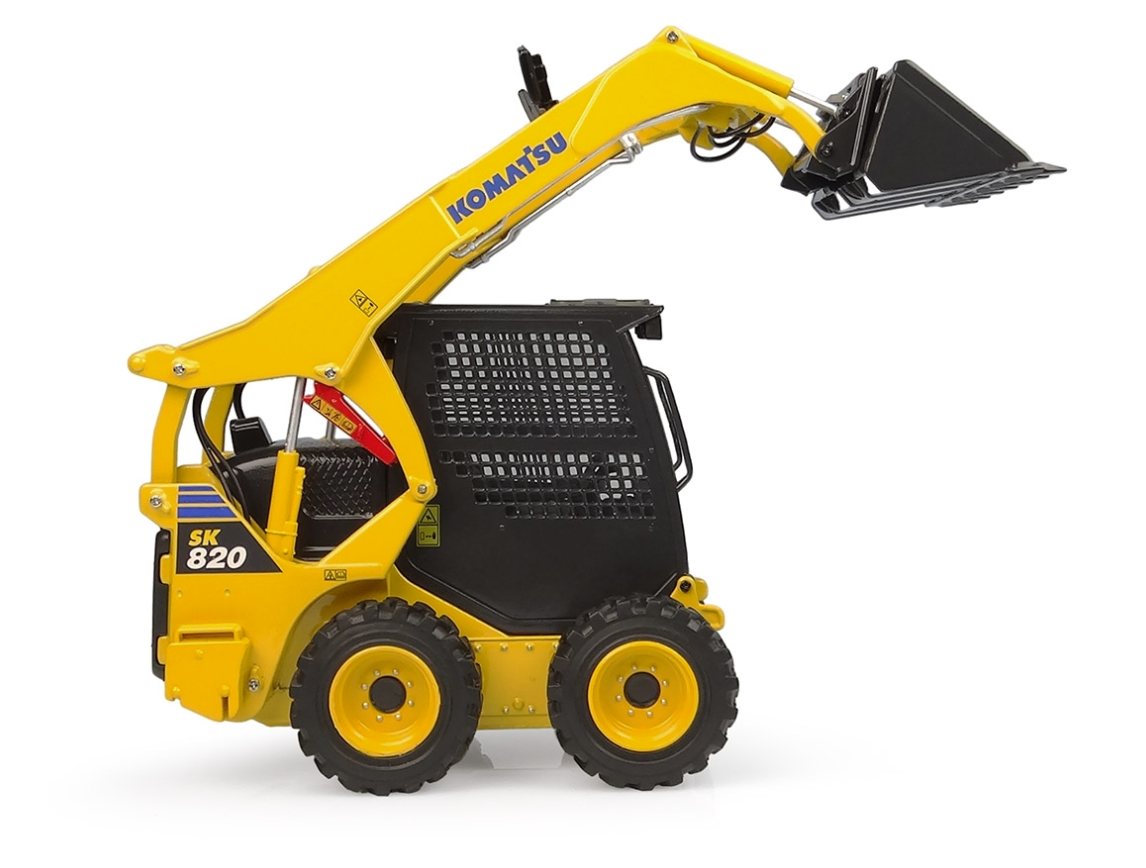 Komatsu SK820 mit 2 Anbaugeräten