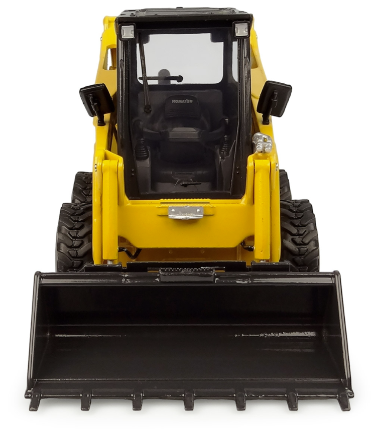 Komatsu SK820 mit 2 Anbaugeräten