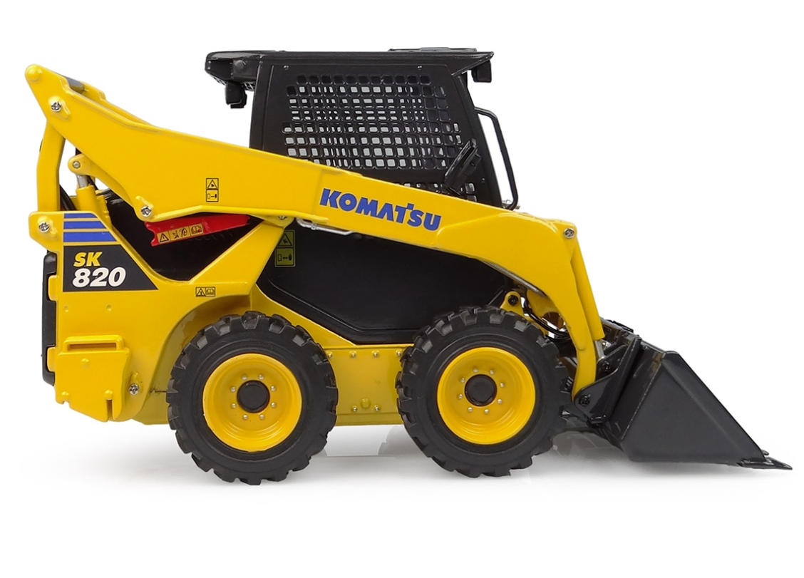 Komatsu SK820 mit 2 Anbaugeräten