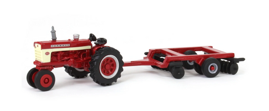 Farmall 460 Traktor mit Scheibenegge