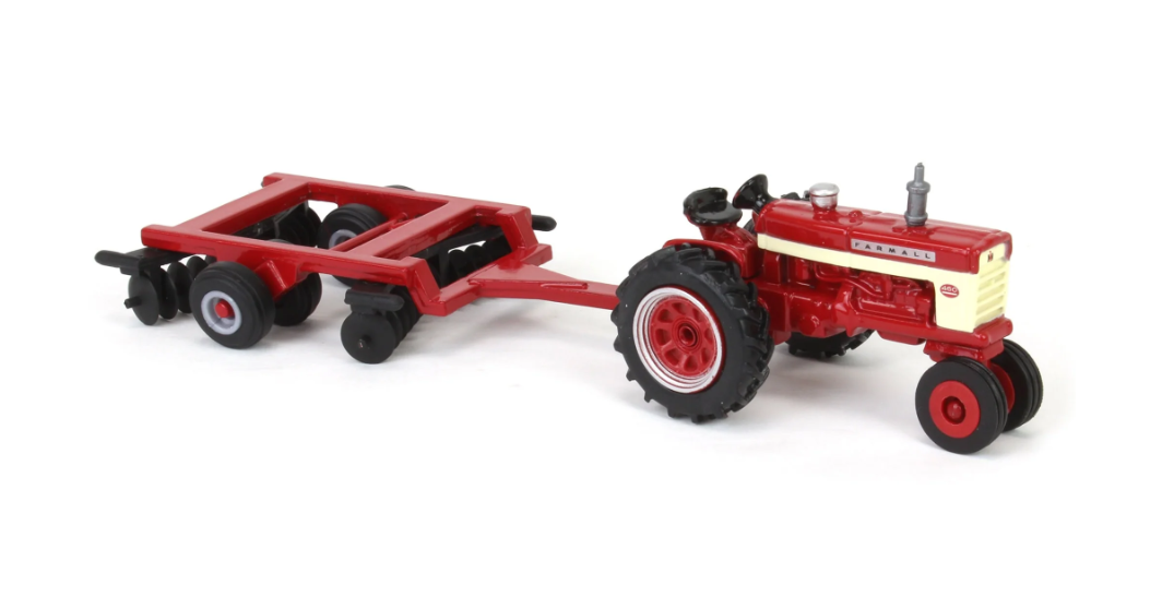 Farmall 460 Traktor mit Scheibenegge