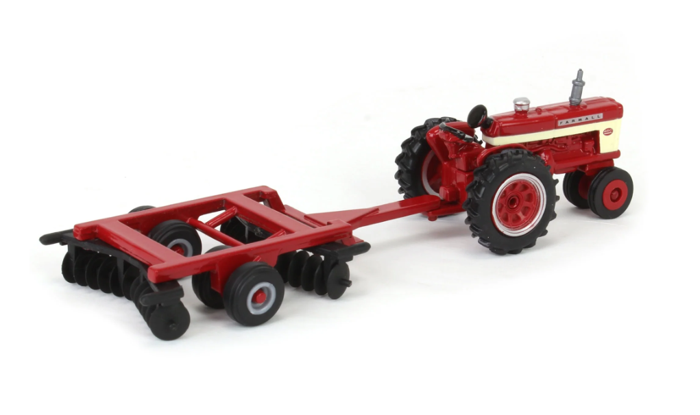 Farmall 460 Traktor mit Scheibenegge