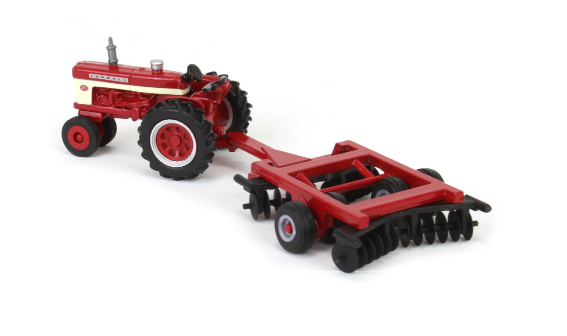 Farmall 460 Traktor mit Scheibenegge