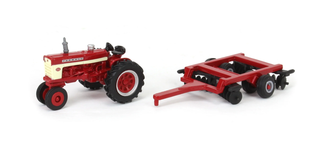 Farmall 460 Traktor mit Scheibenegge