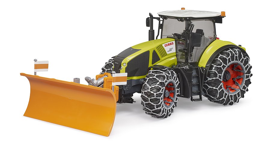 Claas Axion 950 mit Räumschild und Schneeketten