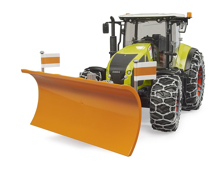 Claas Axion 950 mit Räumschild und Schneeketten